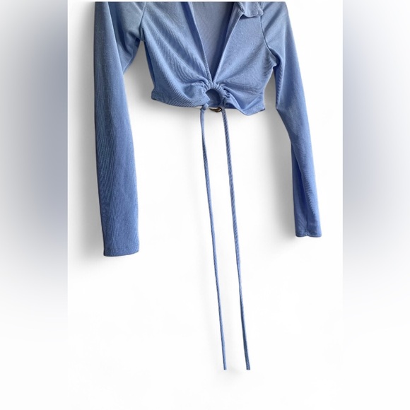 ALMOST FAMOUS Light Blue Long Sleeve Tie Front Tortoise Ring Crop Top Shirt - Picture 5 of 8